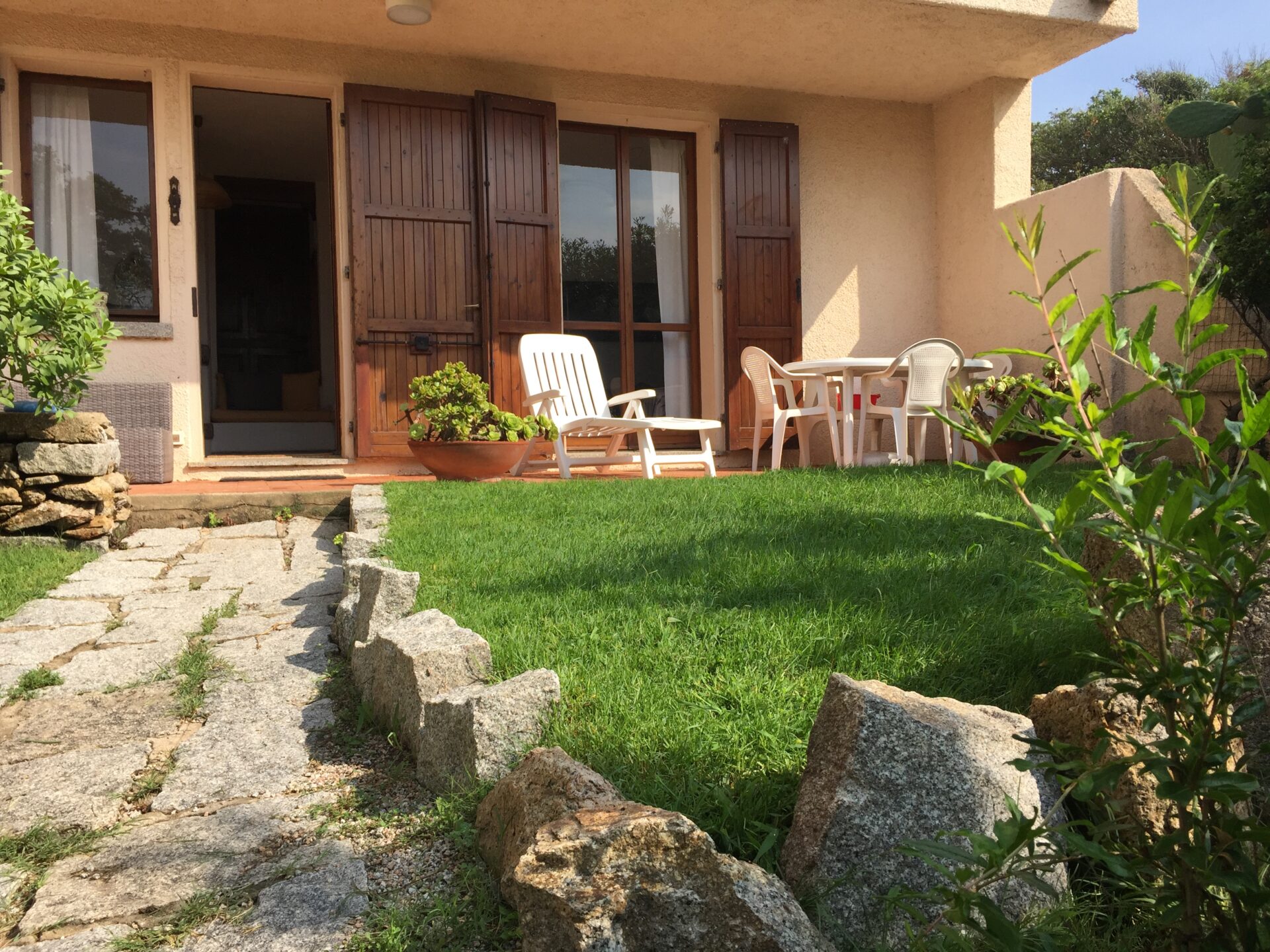 Trilocale fronte mare, con giardino
